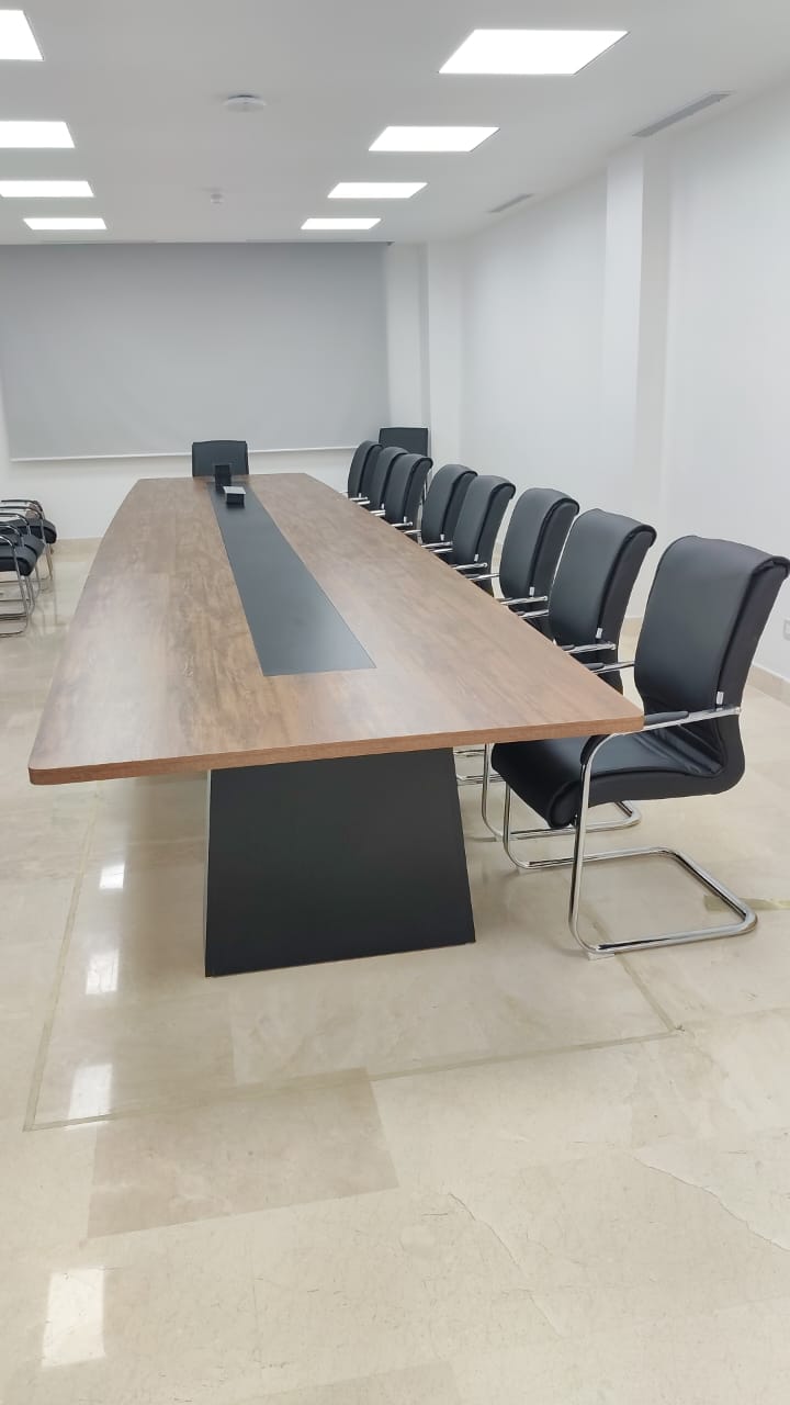 Mesa de conferencia de madera fabricada a medida
