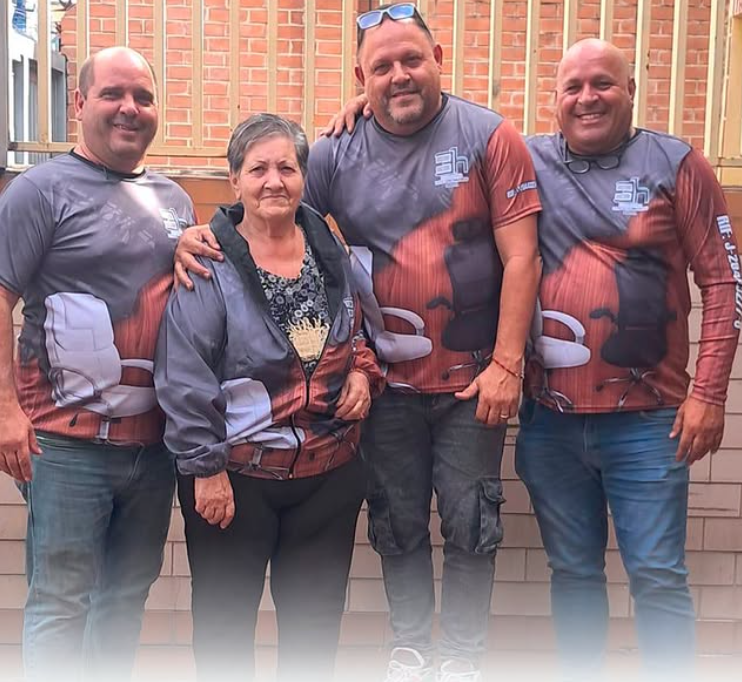 Los tres hermanos carpinteros en su taller